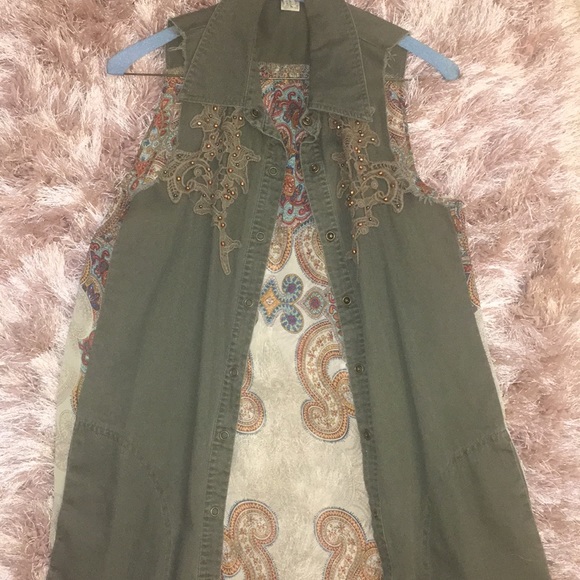 Vest - Picture 1 of 4